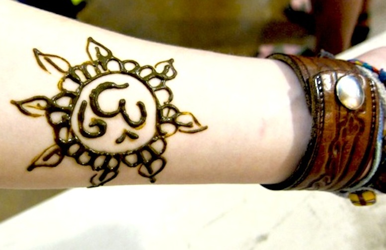 Henna body art - Om